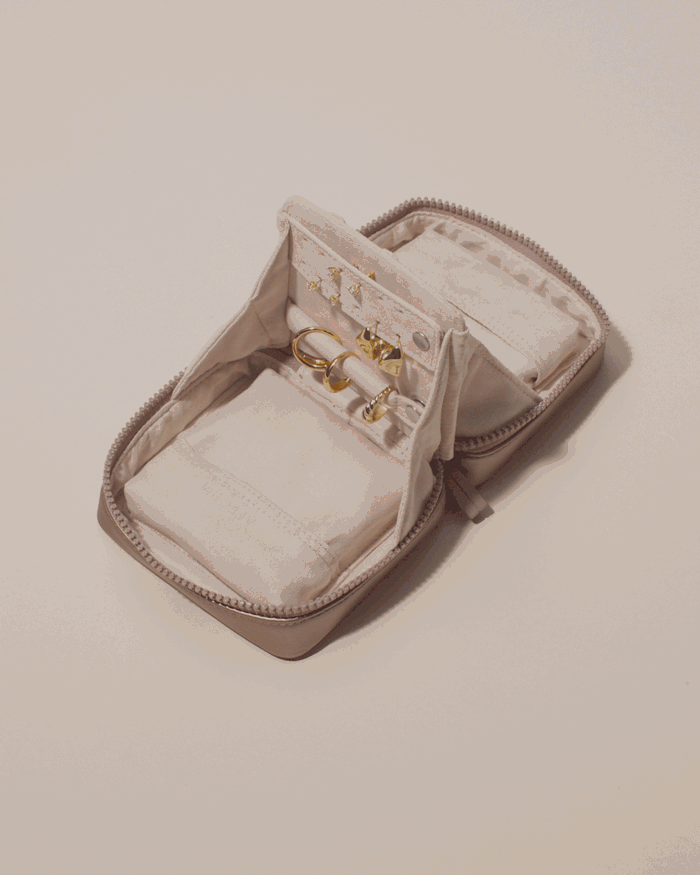 Video showing the Small Bronze Vault by Afform being used, including the key ring, necklace snaps, and pouches.