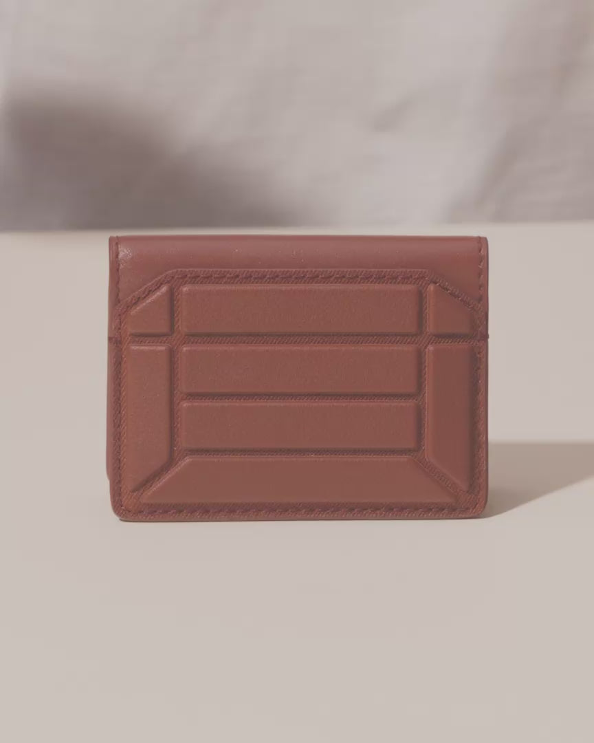 Video of the Afform Card Wallet in Bronze, Onyx, and Vicuna showing the exterior, interior card slots, and how many cards it holds
