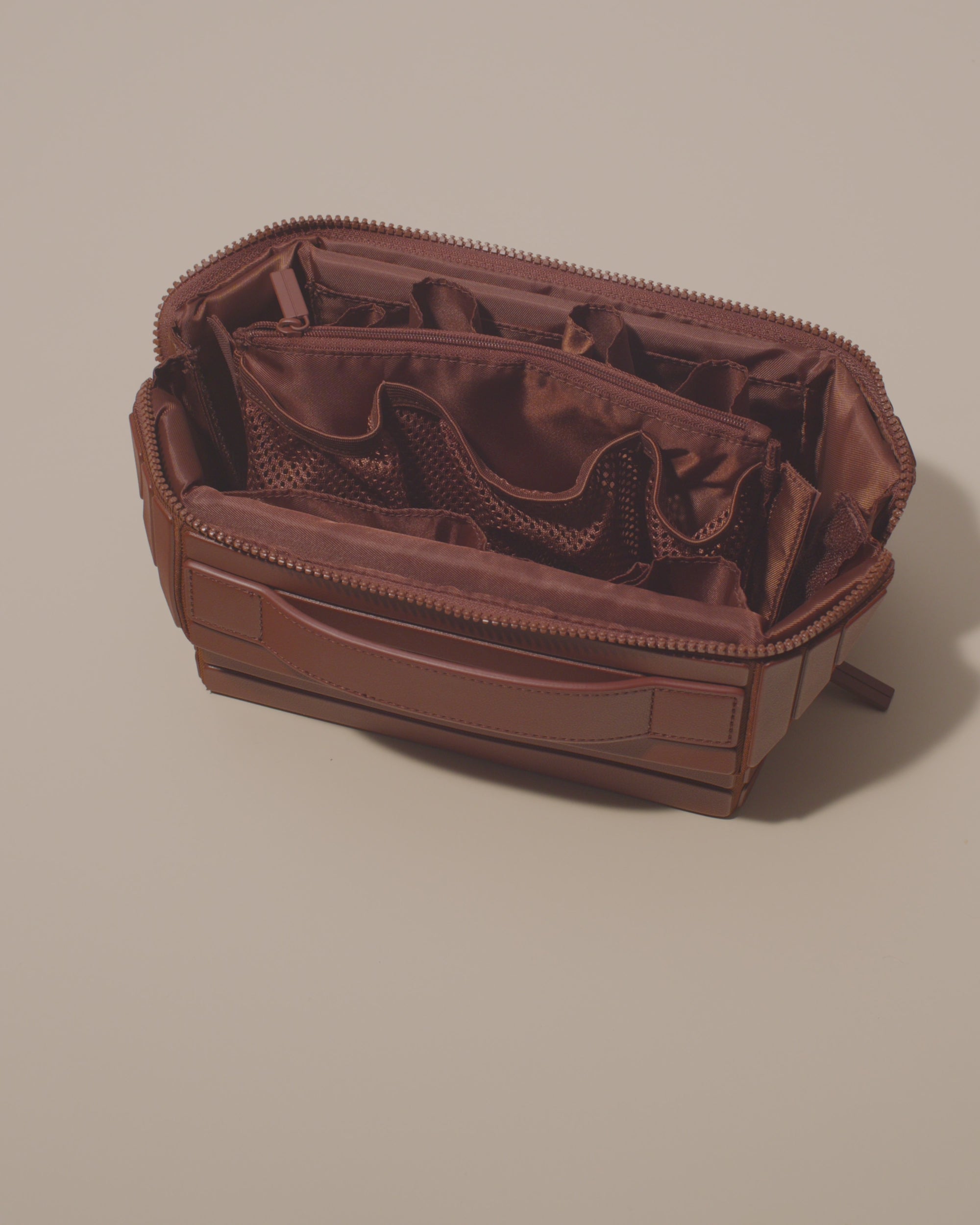 Video showing the Large Kit's zipper pouch being removed by detaching its velcro fastener